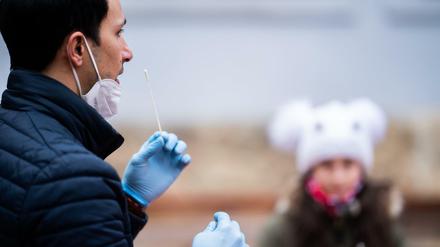 Schnelltests für die Schule? Zwei Schulen in Norddeutschland machen es vor. Auch in Österreich, hier im Bild, wird er schon angewandt.