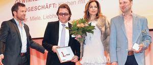 Robert Schrödel (2. von links) bei einer Preisverleihung mit Fußballer Lothar Matthäus (links) in Berlin im Jahr 2013.