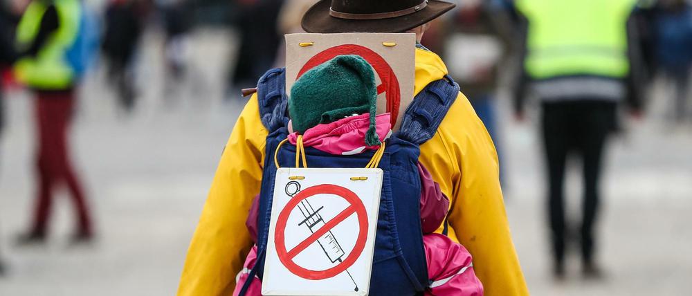 Mitgeschleppt. Eltern dürfen für ihre Kinder in vielen Belangen entscheiden. Beim Impfen kann das jedoch der Gesundheit der Kinder schaden.