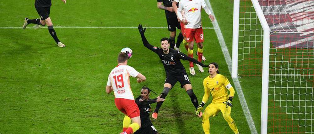 Das Tor des Anstoßes. Sörloth trifft zum 3:2, Lazaro wähnte sich zuvor gefoult.