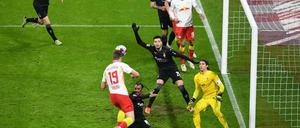 Das Tor des Anstoßes. Sörloth trifft zum 3:2, Lazaro wähnte sich zuvor gefoult.