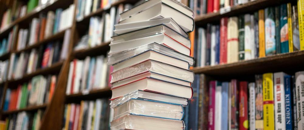 Bücher im Überfluss. Da wird man sich doch eins leihen können.