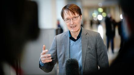 Karl Lauterbach, Gesundheitspolitiker der SPD, kommt an keinem Mikrofon vorbei. Oder kommt kein Mikrofon an ihm vorbei?