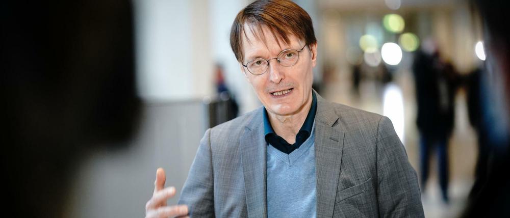 Karl Lauterbach, Gesundheitspolitiker der SPD, kommt an keinem Mikrofon vorbei. Oder kommt kein Mikrofon an ihm vorbei?