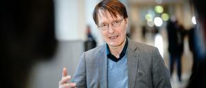 Karl Lauterbach, Gesundheitspolitiker der SPD, kommt an keinem Mikrofon vorbei. Oder kommt kein Mikrofon an ihm vorbei?