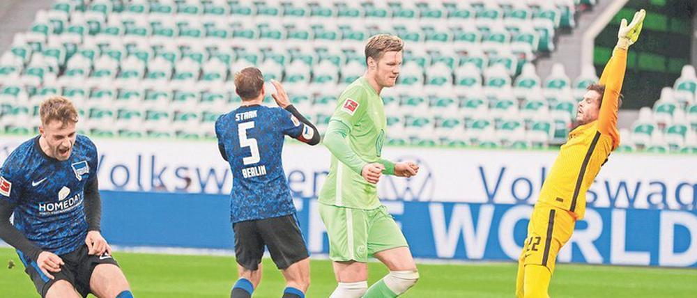 Ein Treffer, drei Gesichter. Während sich Lukas Klünter (l.) über sein Eigentor ärgert, kann es Rune Jarstein (r.) kaum fassen. Wout Weghorst freut sich still.