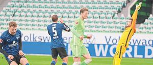 Ein Treffer, drei Gesichter. Während sich Lukas Klünter (l.) über sein Eigentor ärgert, kann es Rune Jarstein (r.) kaum fassen. Wout Weghorst freut sich still.
