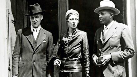 Rausschmiss im Mai 1932. Nancy Cunard vor dem Grampion.