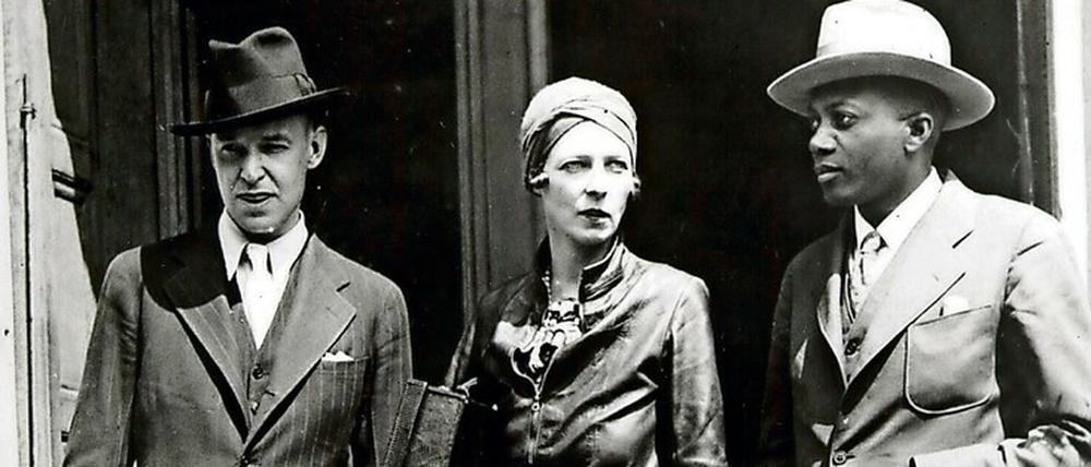 Rausschmiss im Mai 1932. Nancy Cunard vor dem Grampion.
