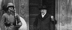 Als „Steigbügelhaltern des deutschen Faschismus“ bezeichnet ein Bezirksverordneter der Linksfraktion von Steglitz-Zehlendorf von Schleicher.