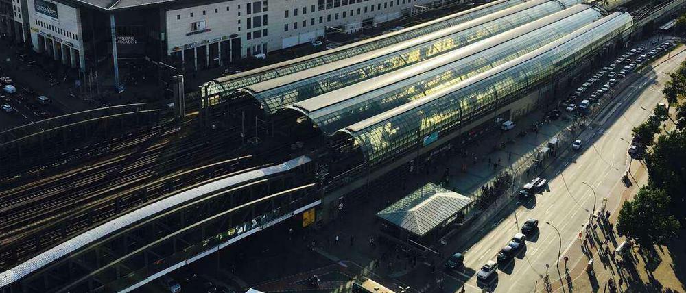 Hier müssen alle durch. Der Straßentunnel zwischen Arcaden (links) und Altstadt. Das Foto entstand auf dem Ratthausturm.