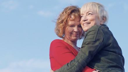 In der Roadmovie-Komödie „Revolvo“ von Francy Fabritz entführen zwei Frauen einen rechtspopulistischen Politiker. 