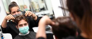 Am Montag dürfen die Friseure in Berlin wieder öffnen.