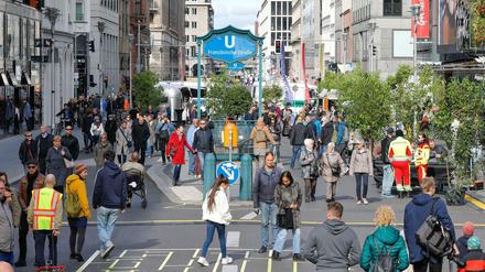 Fußgänger im Oktober 2019 in der Friedrichstraße in Berlin.