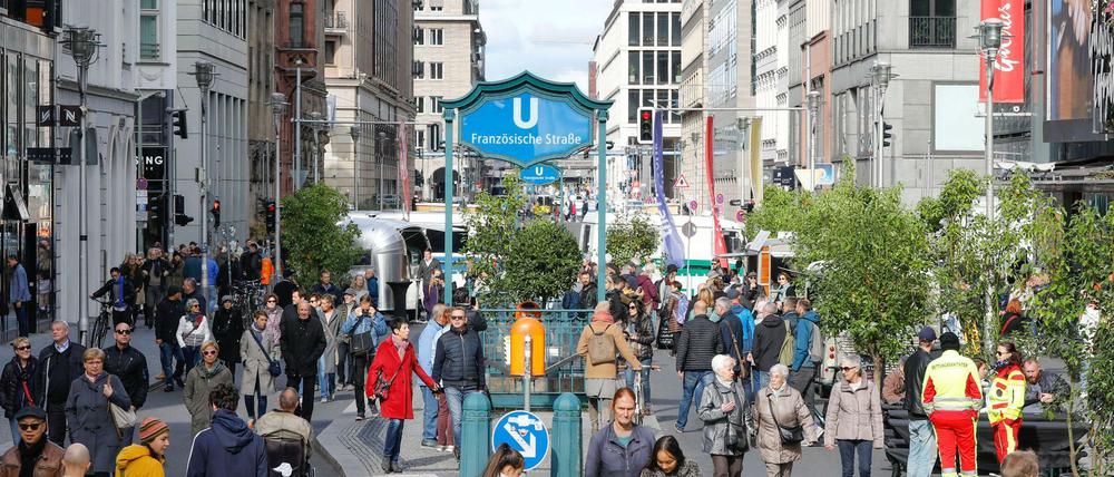 Fußgänger im Oktober 2019 in der Friedrichstraße in Berlin. 
