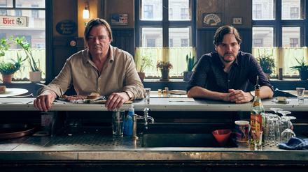 Der arbeitslose Bruno (Peter Kurth, li.) ist kein Fan des Hollywoodstars (Daniel Brühl) aus dem Nachbarhaus.