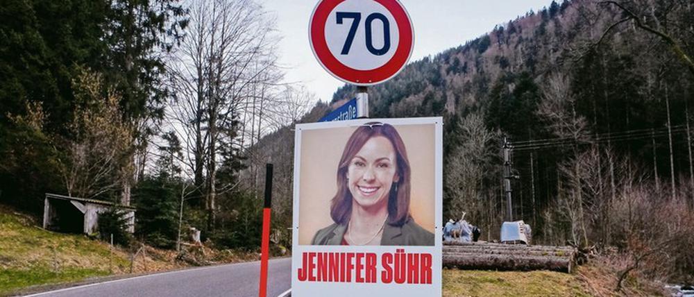 Jeder Tag ist eine gewundene Straße. Jennifer Sühr möchte dahin, wo die Wähler sind. Doch sie darf nicht.