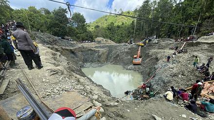 In Indonesien ist eine illegale Goldmine über den darin arbeitenden Bergleuten zusammengebrochen.