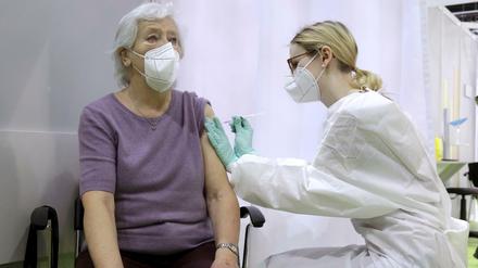Eine Frau erhält eine Impfung des Moderna Impfstoffs im Corona-Impfzentrum im Berliner Velodrom Stadion.