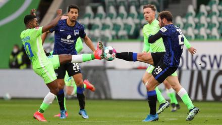 Alle Augen auf den Ball: Sami Khedira (Nr. 28) und Lucas Tousart von Hertha BSC sowie Ridle Baku (li.) und Yannick Gerhardt. 