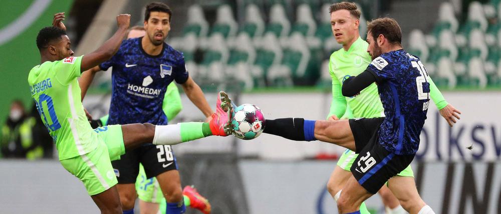 Alle Augen auf den Ball: Sami Khedira (Nr. 28) und Lucas Tousart von Hertha BSC sowie Ridle Baku (li.) und Yannick Gerhardt.