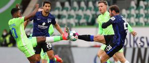 Alle Augen auf den Ball: Sami Khedira (Nr. 28) und Lucas Tousart von Hertha BSC sowie Ridle Baku (li.) und Yannick Gerhardt. 