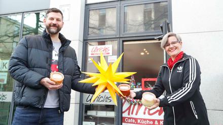 Stern der Hoffnung. Hier halten Projektkoordinator Thomas Sielaf und die Geschäftsführerin der Berliner Aidshilfe, Ute Hiller, das Symbol der Tagesspiegel-Spendenaktion. Das Café Ulrichs wird nun mehr Mahlzeiten an isolierte vorerkrankte Menschen ausgeben können.