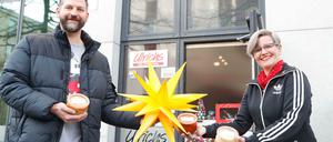 Stern der Hoffnung. Hier halten Projektkoordinator Thomas Sielaf und die Geschäftsführerin der Berliner Aidshilfe, Ute Hiller, das Symbol der Tagesspiegel-Spendenaktion. Das Café Ulrichs wird nun mehr Mahlzeiten an isolierte vorerkrankte Menschen ausgeben können. 