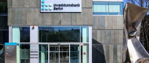 Eingangsbereich der Investitionsbank Berlin (IBBI in der Bundesallee 201 in Berlin-Wilmersdorf. Das Institut prüft und bearbeitet alle Anträge auf Corona-Hilfen.