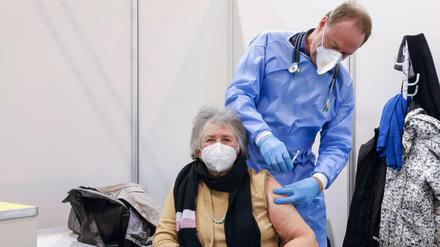 Eine Frau wird im Corona Impfzentrum Essen geimpft.