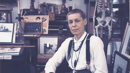 Inspirationsort Atelier. Hanne Darboven sammelte in ihrem Studio bei Hamburg Funde über Funde. Die unübersichtliche Fülle stand in erstaunlichem Widerspruch zur Akribie ihrer Zeitnotate.