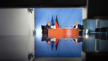 Kanzlerin Angela Merkel (CDU) und der Regierende Bürgermeister von Berlin, Michael Müller (SPD), zu Beginn der Bund-Länder-Konferenz am 10. Februar.