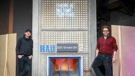 Die Szenenbilder Uli Hanisch und Josef Brandl vor ihrem Modell der HAU-2-Fassade im virtuellen Studio.