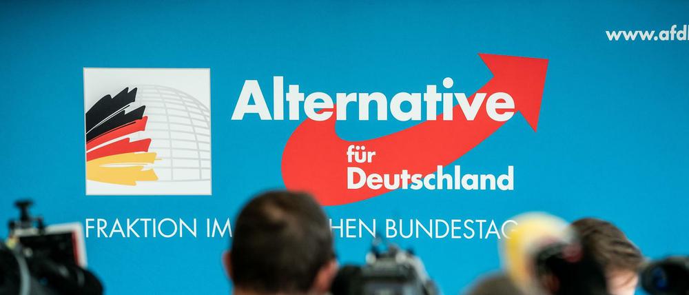Journalisten warten im März 2020 auf ein AfD-Statement.