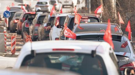 Coronakonform. Kundgebungen sind in der Pandemie kaum möglich, also ruft die IG Metall ihre Mitglieder zu Protestfahrten mit roten Fähnchen auf. 