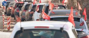 Coronakonform. Kundgebungen sind in der Pandemie kaum möglich, also ruft die IG Metall ihre Mitglieder zu Protestfahrten mit roten Fähnchen auf. 