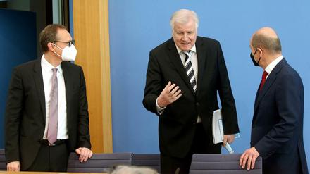 Gegner: Innenminister Horst Seehofer (CSU, m) mit Berlins Regierendem Bürgermeister Michael Müller und Finanzminister Olaf Scholz (beide SPD).