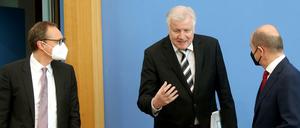 Gegner: Innenminister Horst Seehofer (CSU, m) mit Berlins Regierendem Bürgermeister Michael Müller und Finanzminister Olaf Scholz (beide SPD).
