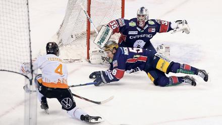 Eisbären in Not. Die Wolfsburger um Garrett Festerling (links) waren ein Tick effektiver.