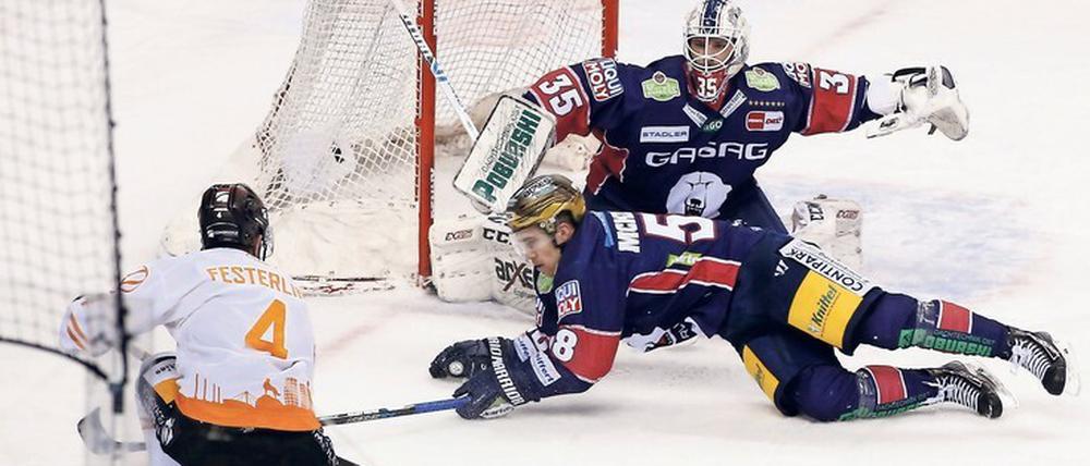 Eisbären in Not. Die Wolfsburger um Garrett Festerling (links) waren ein Tick effektiver.