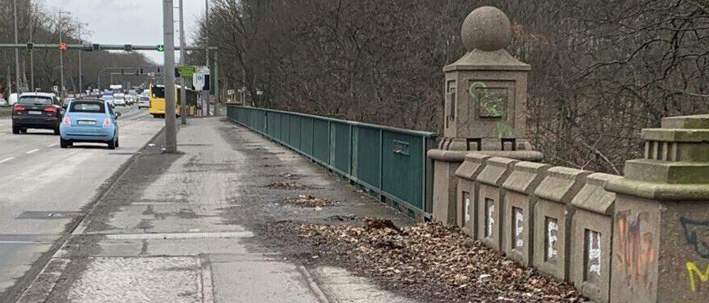 Selbstheilung? Diebstahl? Wo ist der Bauzaun plötzlich hin?