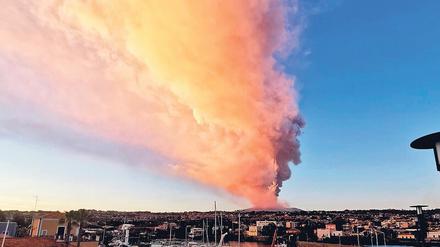 Die verkrustete Lava regnete auf die Dächer und Straßen im nahe gelegenen Catania. 