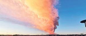 Die verkrustete Lava regnete auf die Dächer und Straßen im nahe gelegenen Catania. 