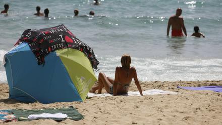 Die unbeschwerte Anreise zu einem Strandurlaub zum Beispiel auf Mallorca - der EU-Impfpass könnte sie möglich machen.