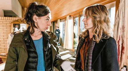 Auf dem Züriberg.  Kommissarin Tessa Ott (Carol Schuler, l.) und ihre Kollegin Isabelle Grandjean (Anna Pieri Zuercher). 