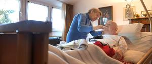 Rund 1,2 Millionen Menschen sind hierzulande in der Altenpflege tätig. 