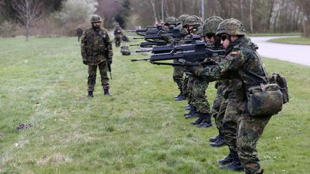 Soldaten der Bundeswehr üben im Rahmen ihrer Grundausbildung im Spezialpionierbataillon mit dem G-36 Gewehr.
