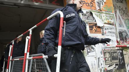 Mit großer Vorsicht: Polizisten am Eingang zur Rigaer 94.