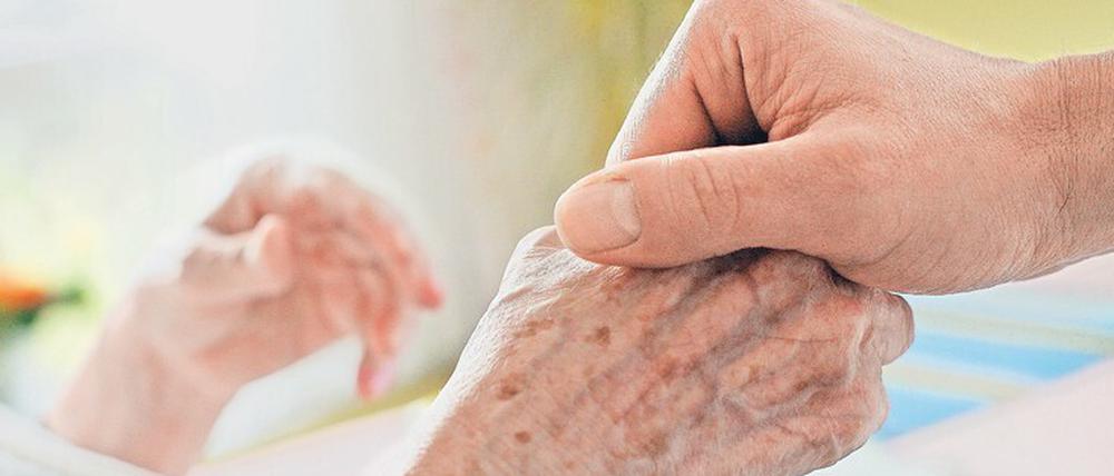 Rund 1,2 Millionen Personen arbeiten hierzulande in der Altenpflege, nur ein Bruchteil davon unter dem Schutz eines Tarifs.