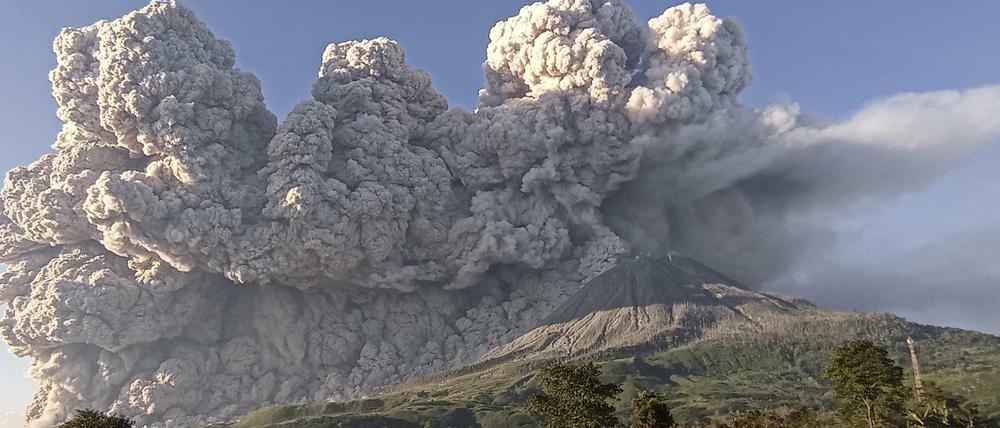Kilometerhohe Rauchsäule über dem Vulkan Sinabung in Indonesien